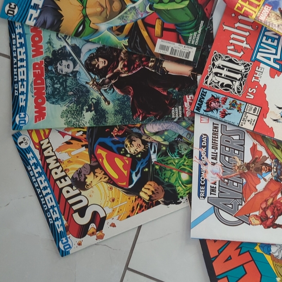 DC Comic bundle - Picture 2 of 9